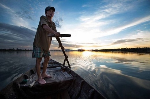 Phân tích hình tượng ông lái đò sông đà