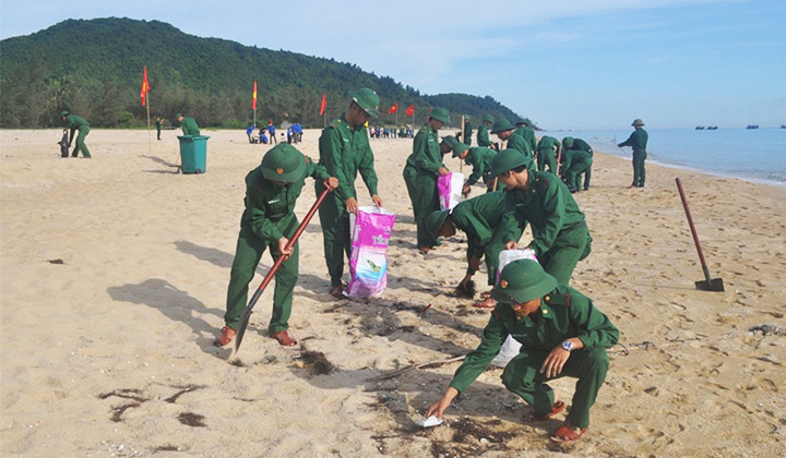 Hình ảnh các chiến sĩ thu gom rác trên biển