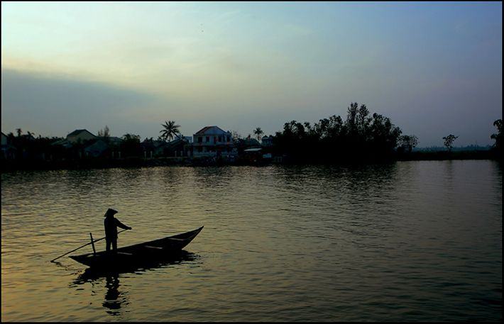 Phân tích hình tượng ông lái đò