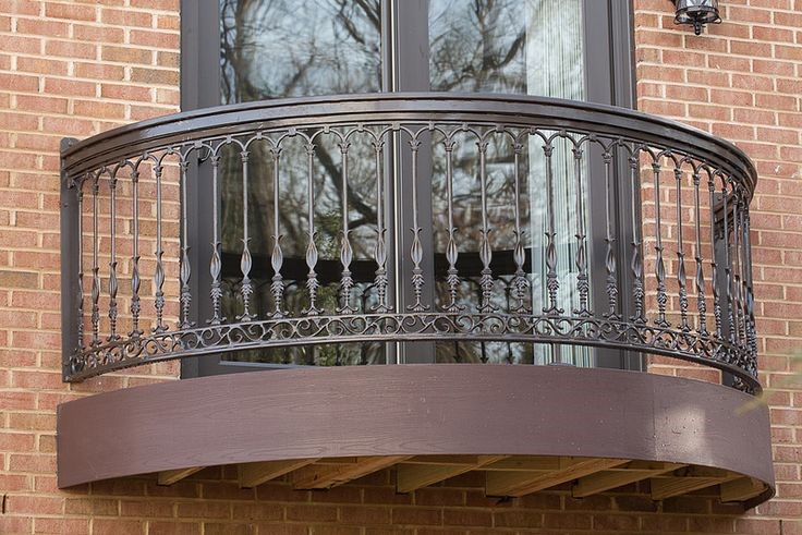 Balcony arranged in a tiny circle railing