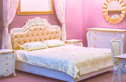 Pink two-colour combination for bedroom walls