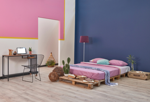 Pink two-colour combination for bedroom walls