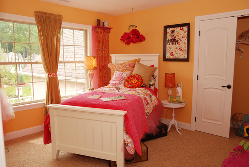 Pink two-colour combination for bedroom walls