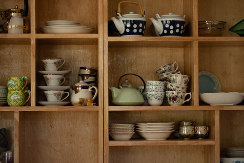 Crockery shelf