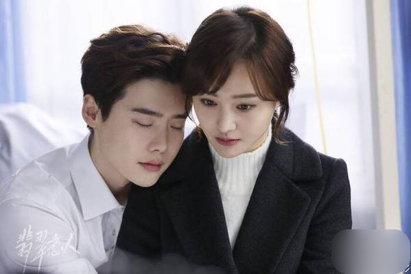 Lee Jong Suk và Trịnh Sảng từng hợp tác trong Người tình phỉ thúy. (Nguồn FB)